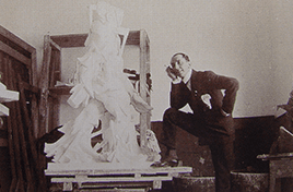 Boccioni voor het gipsen model van ‘Synthese van menselijke dynamiek’, foto uit 1913, foto: Calmarini Collectie, Milaan