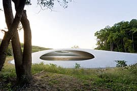 Teshima Art Museum ontworpen door Ryue Nishizawa (SANAA), 2010, Takamatsu, Japan.
