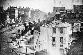 Daguerre, Daguerreotypie van de Boulevard du Temple in Parijs, 13838 (De eerste fotografische afbeelding van een mens)