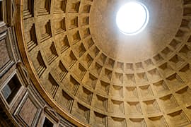 Zicht op de koepel van het Pantheon van binnen, 27 v. Chr – 14 n. Chr. Beeld via Shutterstock. Gica_Komandos