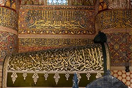 Sarcofaag van Mevlana Rumi in het Mevlana Museum in Konya, Turkije.