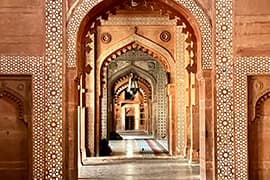Interieur van de historische moskee, genaamd Jama Masjid in Fatehpur Sikri.