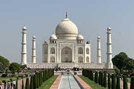 Blik op de Taj Mahal te Agra.