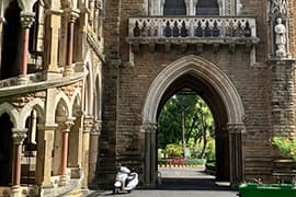 Rajabai Klokkentoren, te vinden op de campus van de Universiteit van Mumbai.