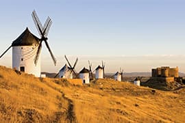 De witte windmolens en het kasteel van Consuegra in de regio Castilië-La Mancha in Spanje
