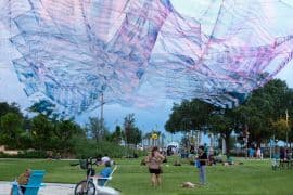 Janet Echelman, Bending Arc, 2020, St. Petersburg, Florida, Verenigde Staten.