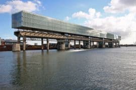 Het Kraanspoor gebouw op het NDSM-terrein in Amsterdam-Noord, ontworpen door OTH Architecten.