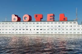 Botel Amsterdam, gelegen aan de NDSM-werf in Amsterdam-Noord. Rode letters ontworpen door MMX- architecten en Jord den Hollander.