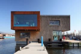 Het drijvende kantoor van Waternet aan de Papaverweg in Amsterdam, ontworpen door Attika Architekten.
