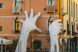 Hand sculpturen, Lorenzo Quinn. Biennale van Venetië