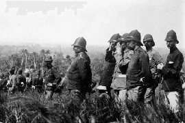 Generaal van Heutsz observeert de bestorming van Baté Ilië (Noord-Atjeh) op 3 februari 1901. Foto: Wikimedia Commons.