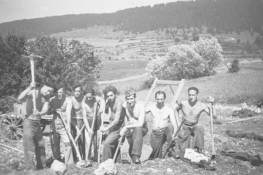 Nederlandse Engelandvaarders in Zwisterland Les Envers, april 1944, Collectie NIOD