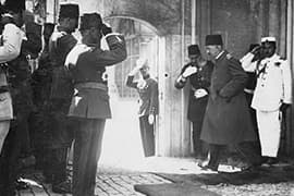 Foto van vertrek van Mehmet VI, de laatste sultan van het Ottomaanse Rijk, in 1922