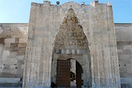 Hoofdportaal van de Sultanhanı Karavanserai, tussen Konya en Aksaray, Turkije.