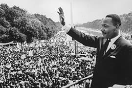 Martin Luther King zwaait naar zijn publiek vanaf het Lincoln Memorial. Foto: Hutton Deutsch/Corbis via Getty Images