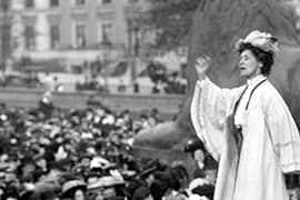 Britse suffragette Emmeline Pankhurst, oprichtster van de Women's Social and Political Union (WSPU), die een bijeenkomst toespreekt op Trafalgar Square in Londen in 1908.