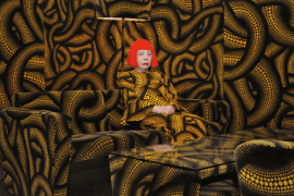 Yayoi Kusama in Yellow Tree / Living Room tijdens de Aichi Triennale in 2010 © YAYOI KUSAMA. Met dank aan Ota Fine Arts, Victoria Miro, David Zwirner.