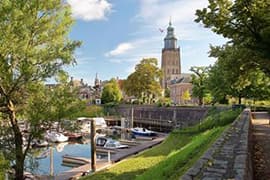 Zicht op Walburgiskerk in Zutphen