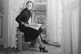 Elsa Schiaparelli in haar boutique op 21 Place Vendôme, Harper's Bazaar, Oktober 1935. (Foto: François Kollar ©)