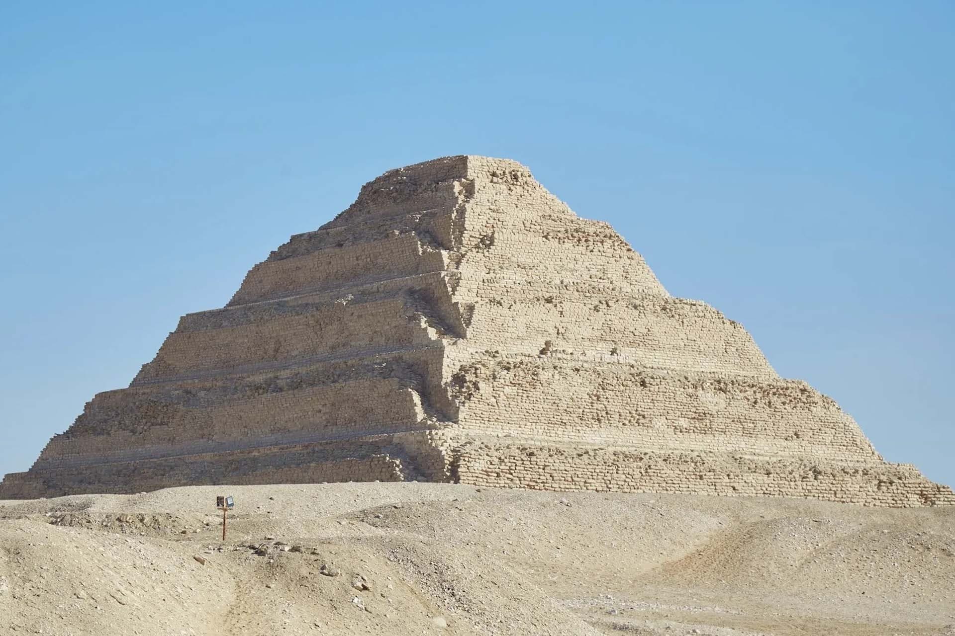 Piramide van Djoser, een trappenpiramide in Saqqara