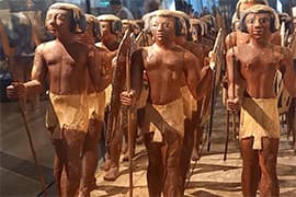 Model van Egyptische soldaten uit het graf van prins Mesehti, Grand Egyptian Museum in Gizeh, Cairo