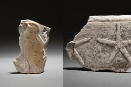 Beschilderd reliëf van de piramidetempel van farao Amenemhat III in Hawara. Collectie en foto: Rijksmuseum van Oudheden