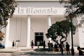 Ingang van het centrale paviljoen in de Giardini della Biennale in Venetië, Italië